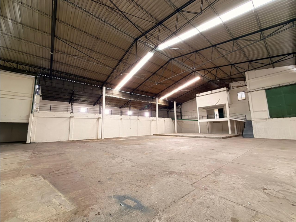 SE ARRIENDA AMPLIA BODEGA CERCA AL TERMINAL - 2