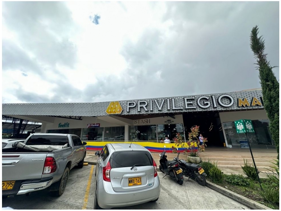 SE VENDE LOCAL / BURBUJA EN MALL AL NORTE DE LA CIUDAD