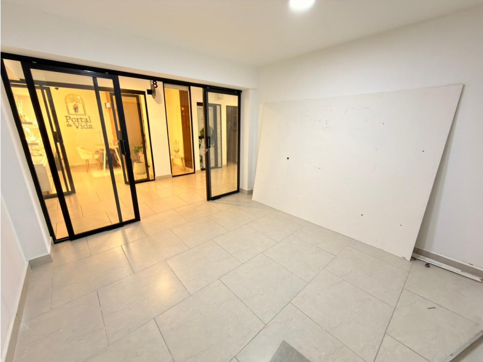 SE ARRIENDA LOCAL EN EL NORTE MALL ORIGEN 12 M2