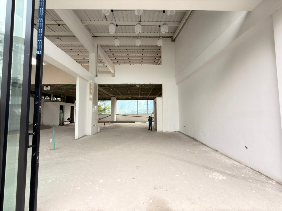 LOCAL EN VENTA O ARRIENDO MALL ALTA ZONA ORO NEGRO 220M2 — foto 3