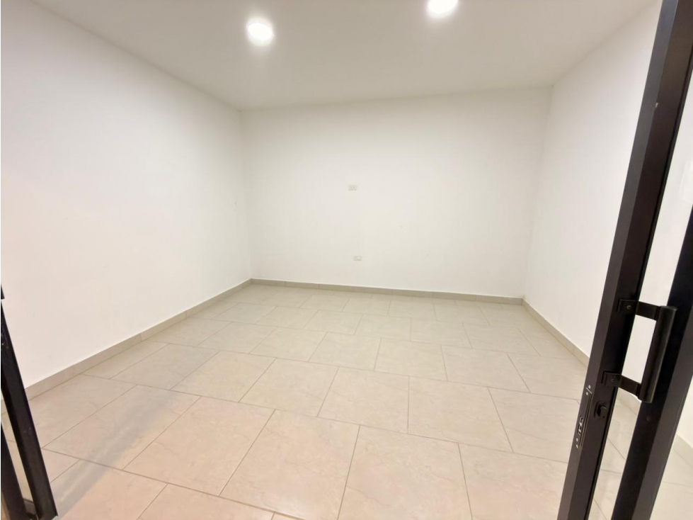 SE ARRIENDA LOCAL EN EL NORTE MALL ORIGEN 16M2 — foto 3