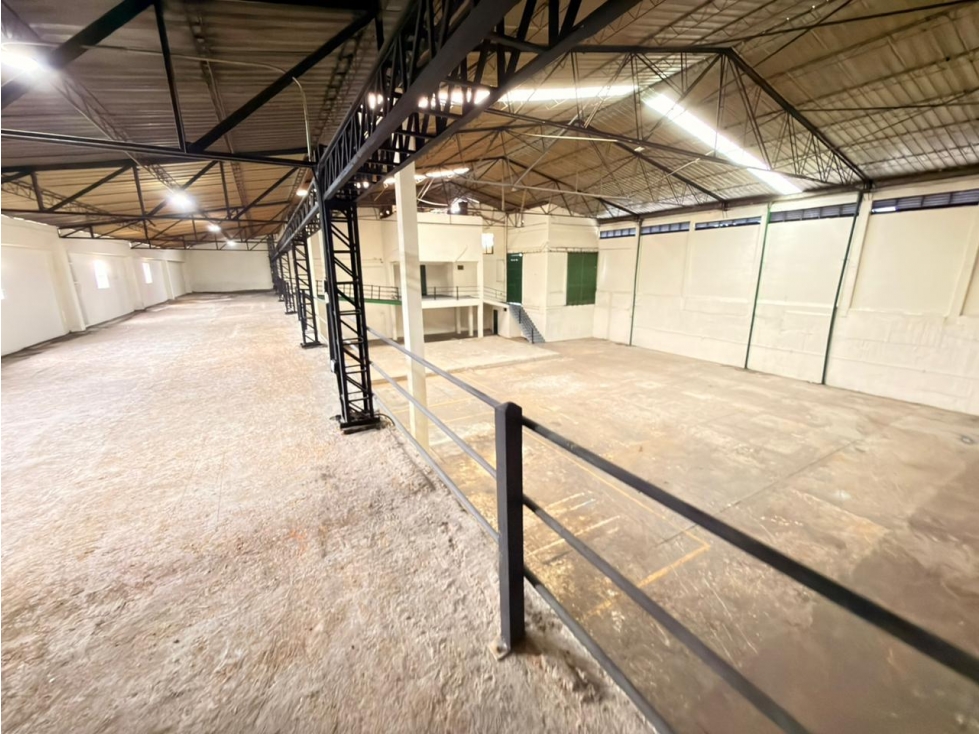 SE ARRIENDA AMPLIA BODEGA CERCA AL TERMINAL - 5