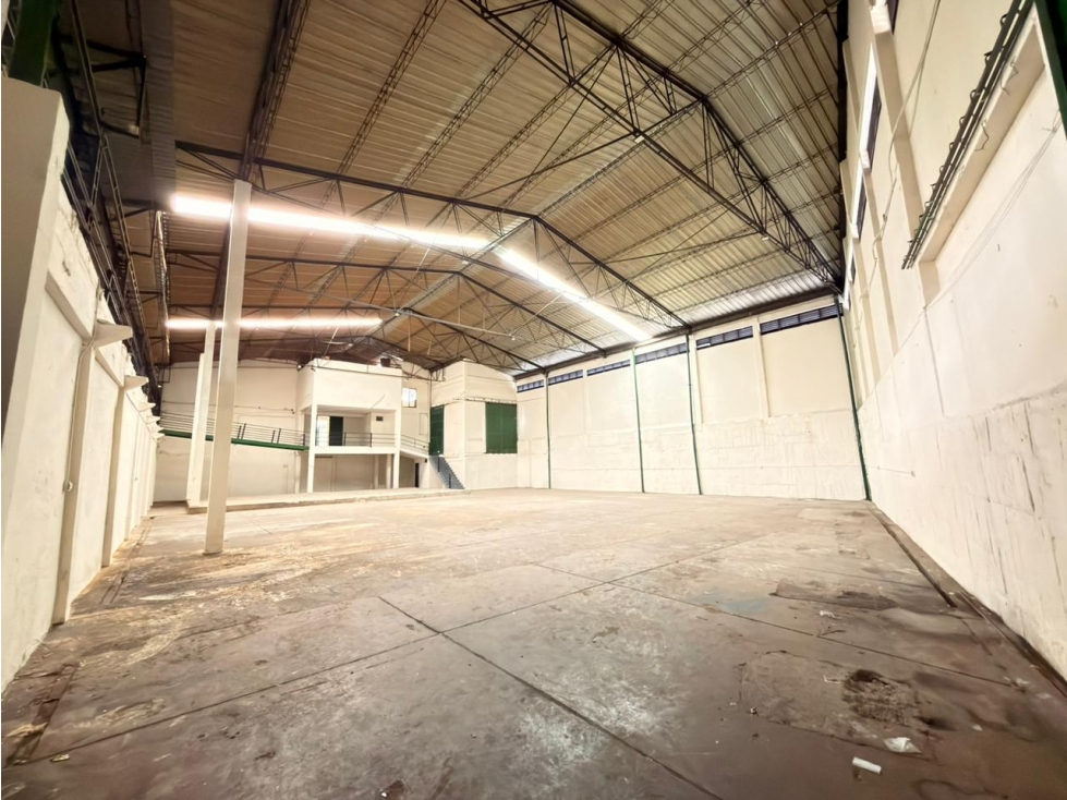 SE ARRIENDA AMPLIA BODEGA CERCA AL TERMINAL - 3