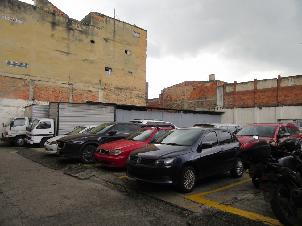 LOTE CON PARQUEADERO EN VENTA EN EL BARRIO 7 DE AGOSTO DE 1000 MTS