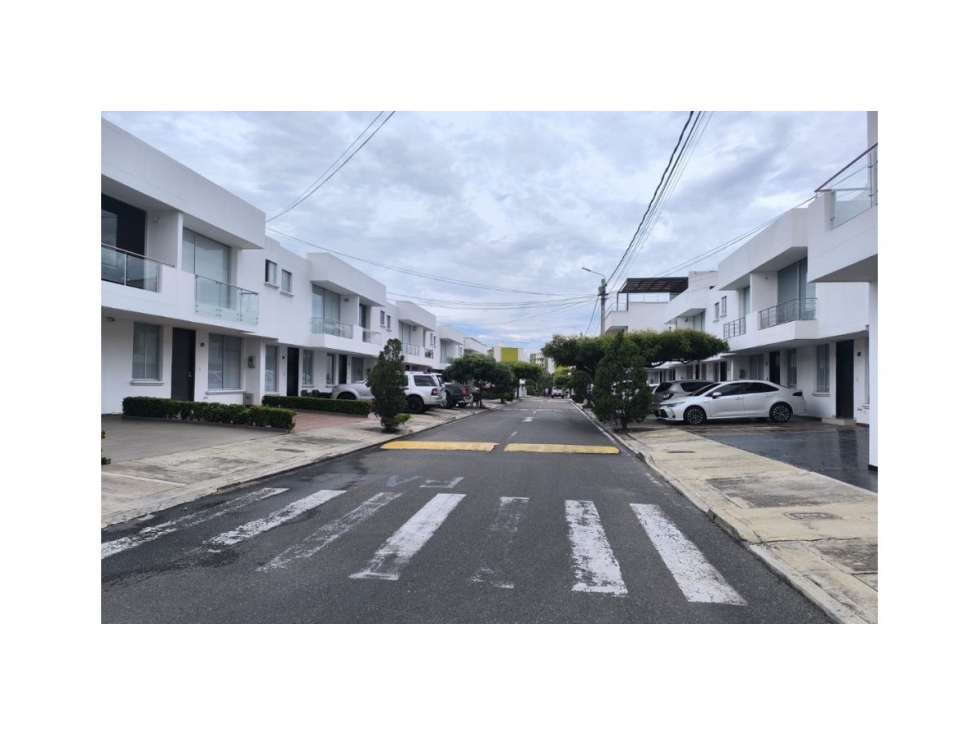 CASA ESQUINERA-CONJUNTO SOBRE AVENIDA PRINCIPAL LOS PATIOS — foto 2