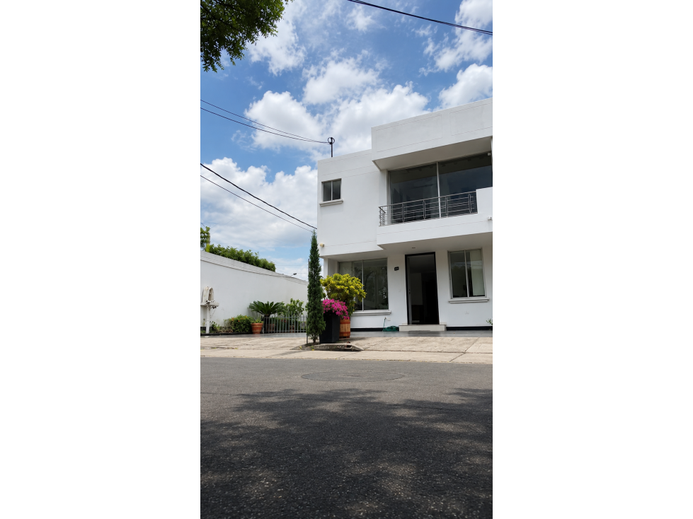 CASA ESQUINERA-CONJUNTO SOBRE AVENIDA PRINCIPAL LOS PATIOS