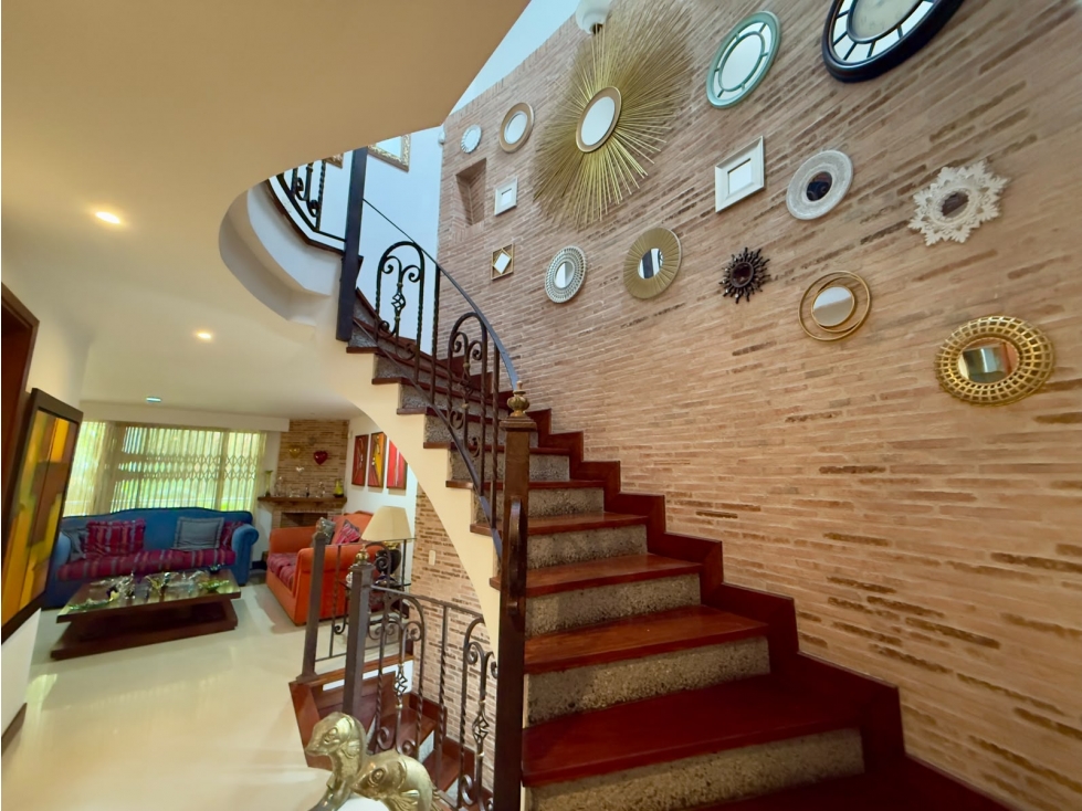 Casa en Loma de los Mesa con amplios espacios, 4 parqueaderos