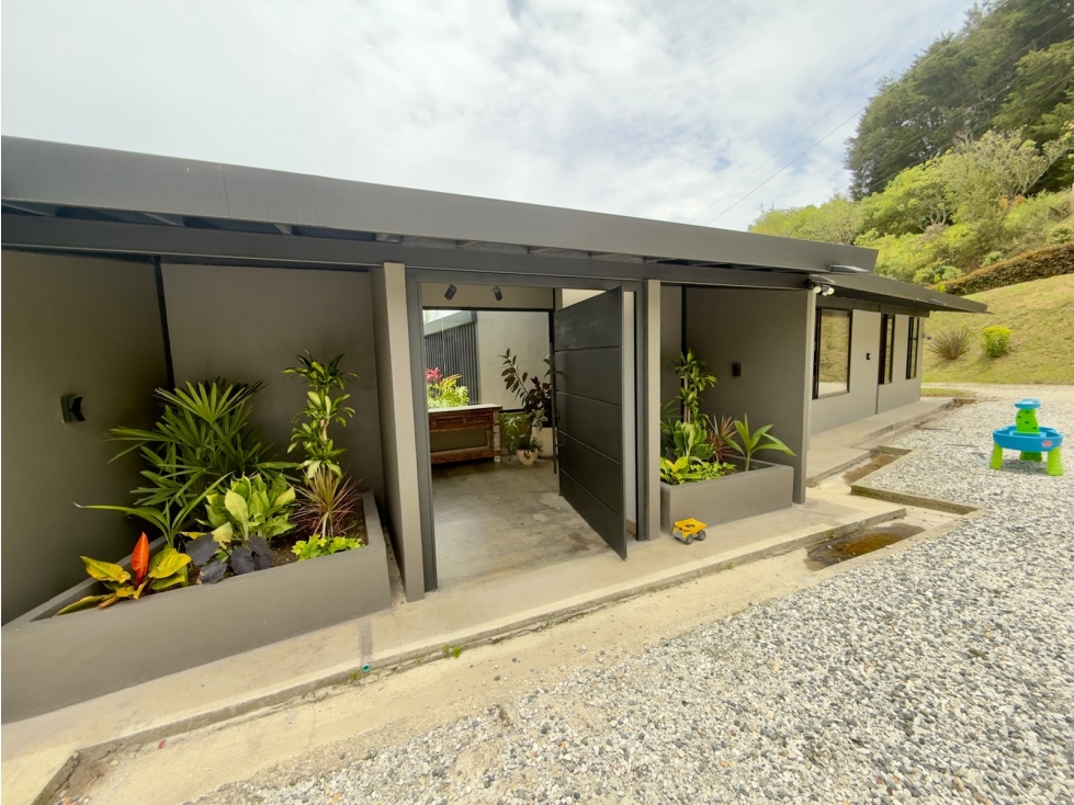 Casa campestre en El Retiro con amplios jardines