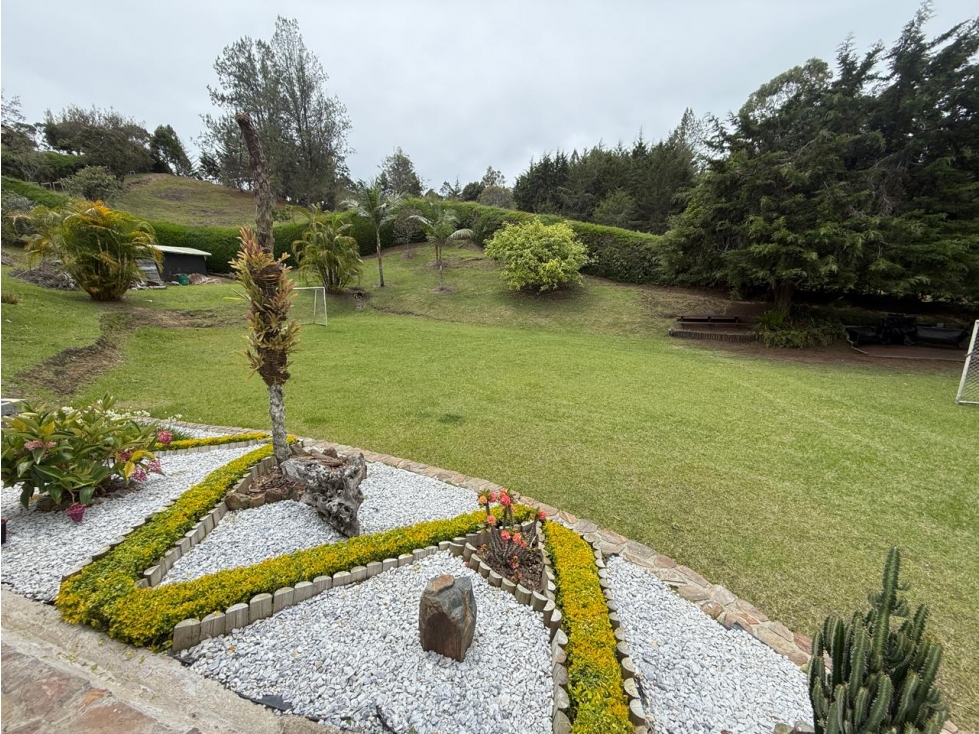 Finca campestre en El Retiro con 6.000 m² de lote, amplios jardines