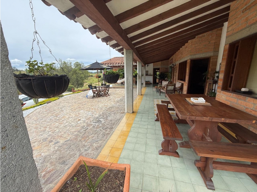 Finca campestre en El Retiro con 6.000 m² de lote, amplios jardines — foto 4