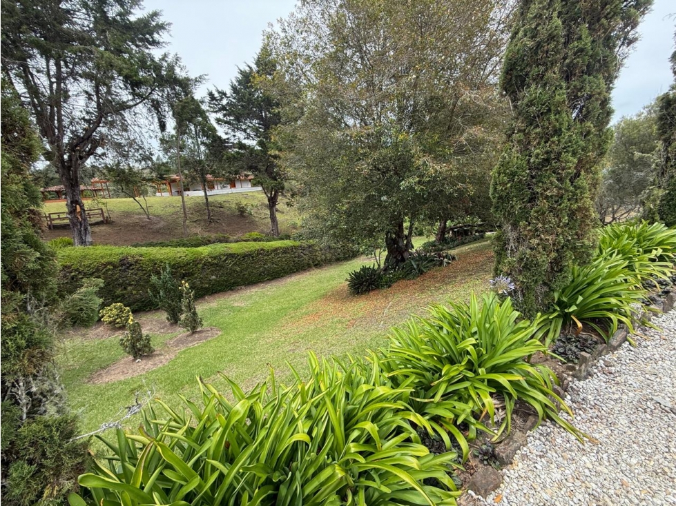 Finca campestre en El Retiro con 6.000 m² de lote, amplios jardines — foto 2