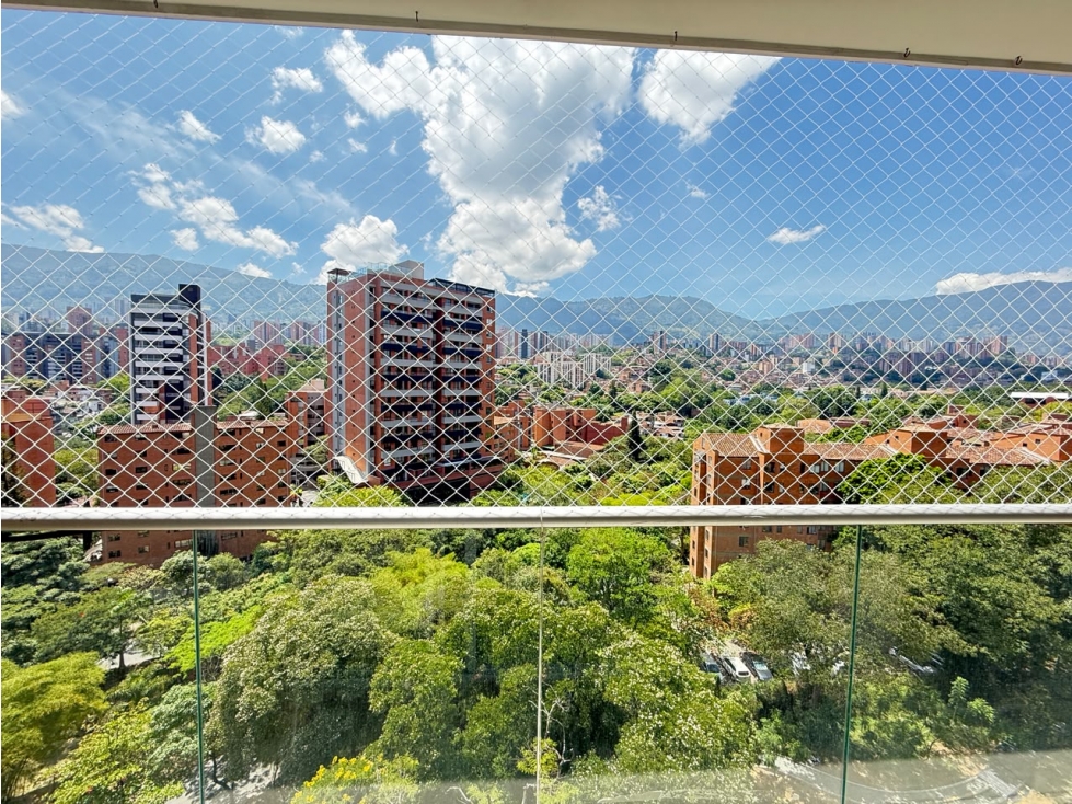 Moderno apartamento en Envigado con balcón, vista al oriente