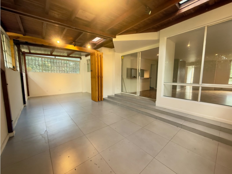 Apartamento con amplia terraza en Los Balsos, excelente ubicación