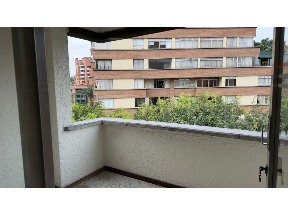 Apartamento Para Remodelar Laureles Conquistadores Espacios Amplios — foto 3