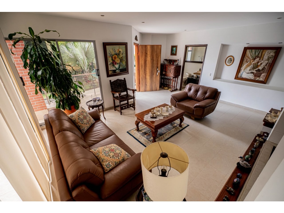 Exclusiva casa en Sabaneta con amplios jardines