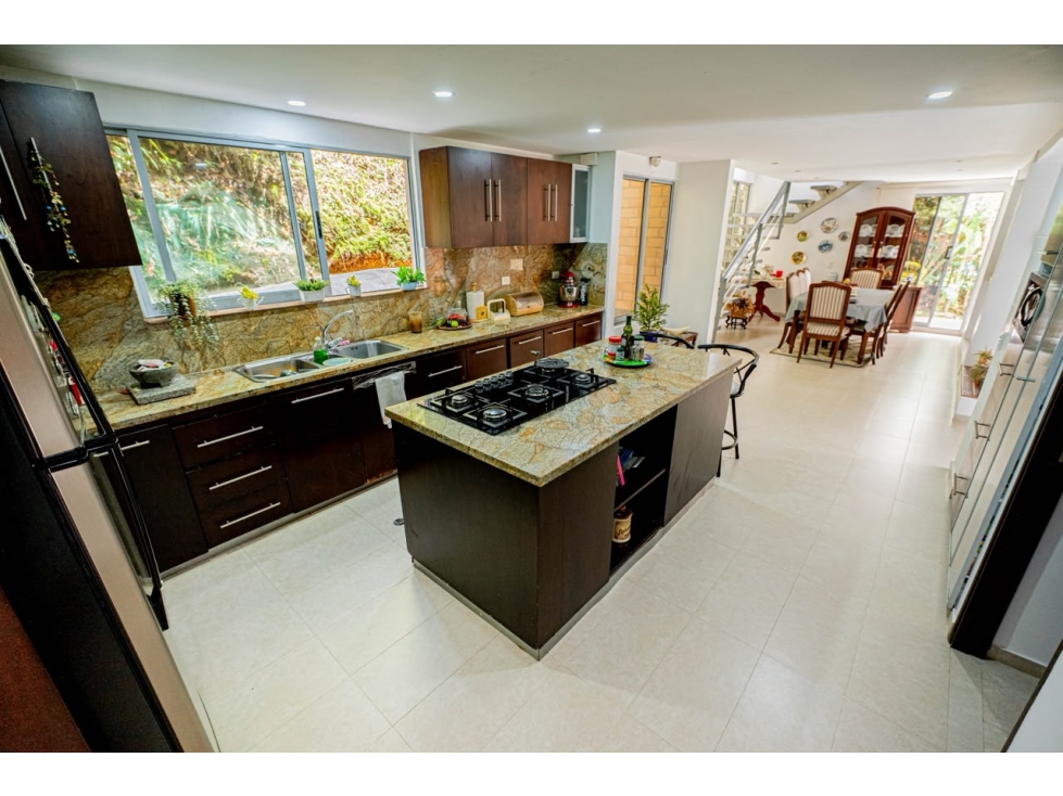 Exclusiva casa en Sabaneta con amplios jardines — foto 3