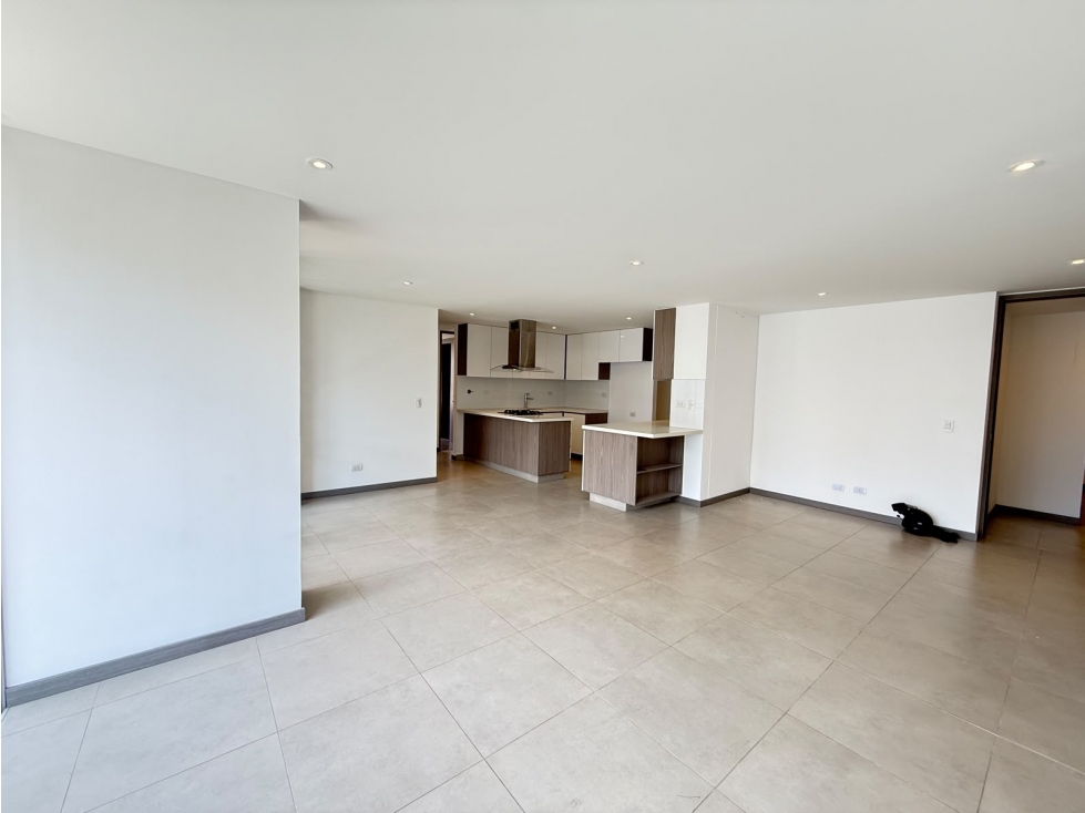 Moderno apartamento en Envigado con balcón, vista al oriente — foto 2