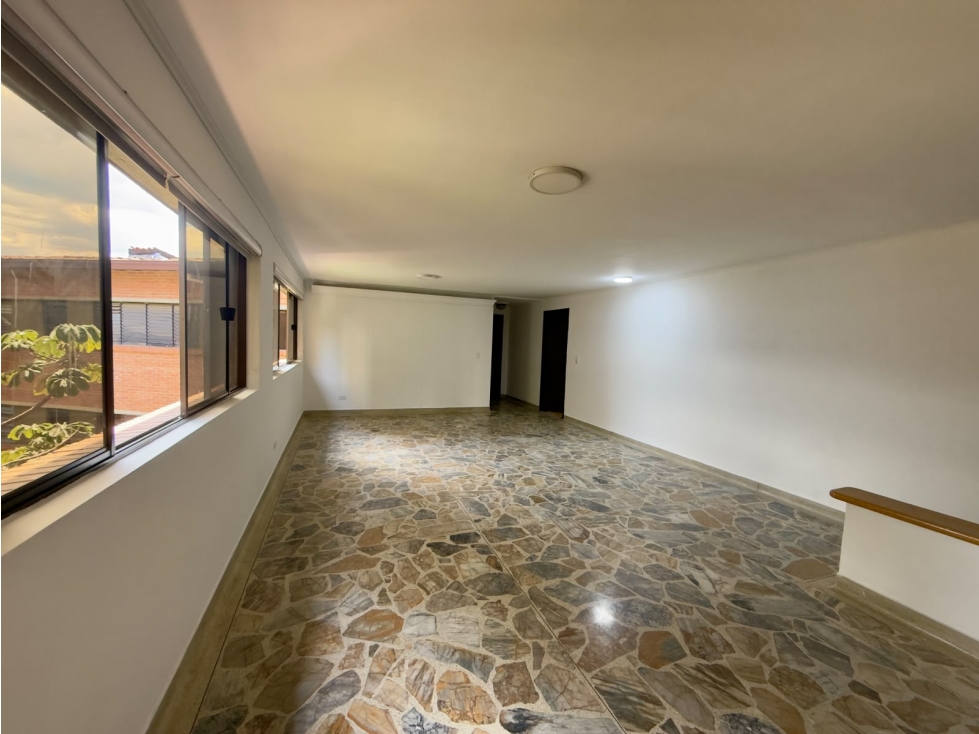 Amplio apartamento en Castropol con gran potencial de remodelación — foto 4