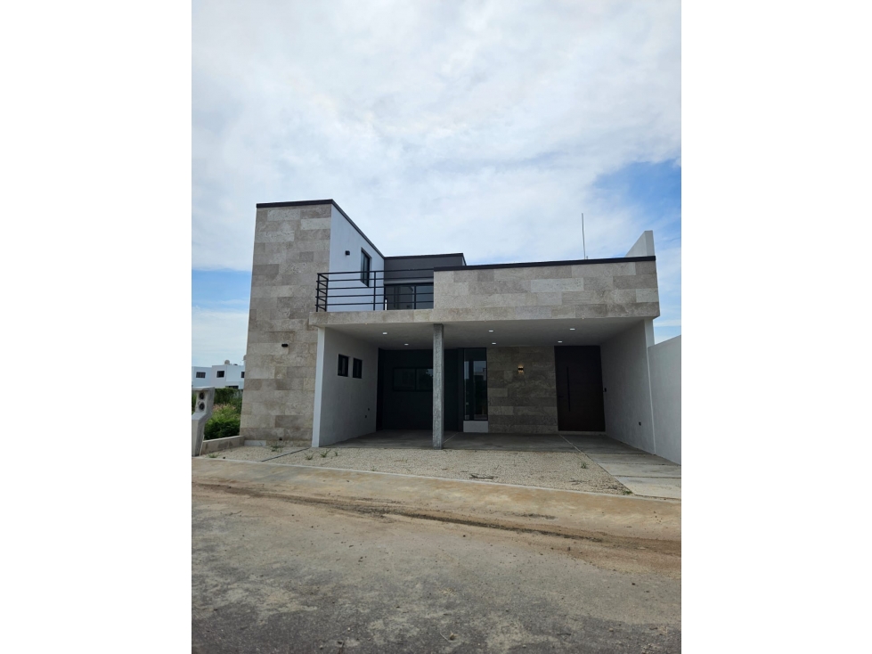 Casa en Venta con 4 Recámaras y Alberca en Mérida