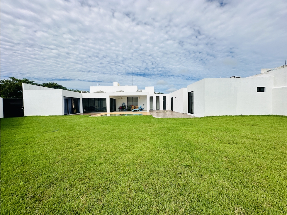 Casa de una planta amplia con paneles solares en Mérida, Yucatán — foto 2