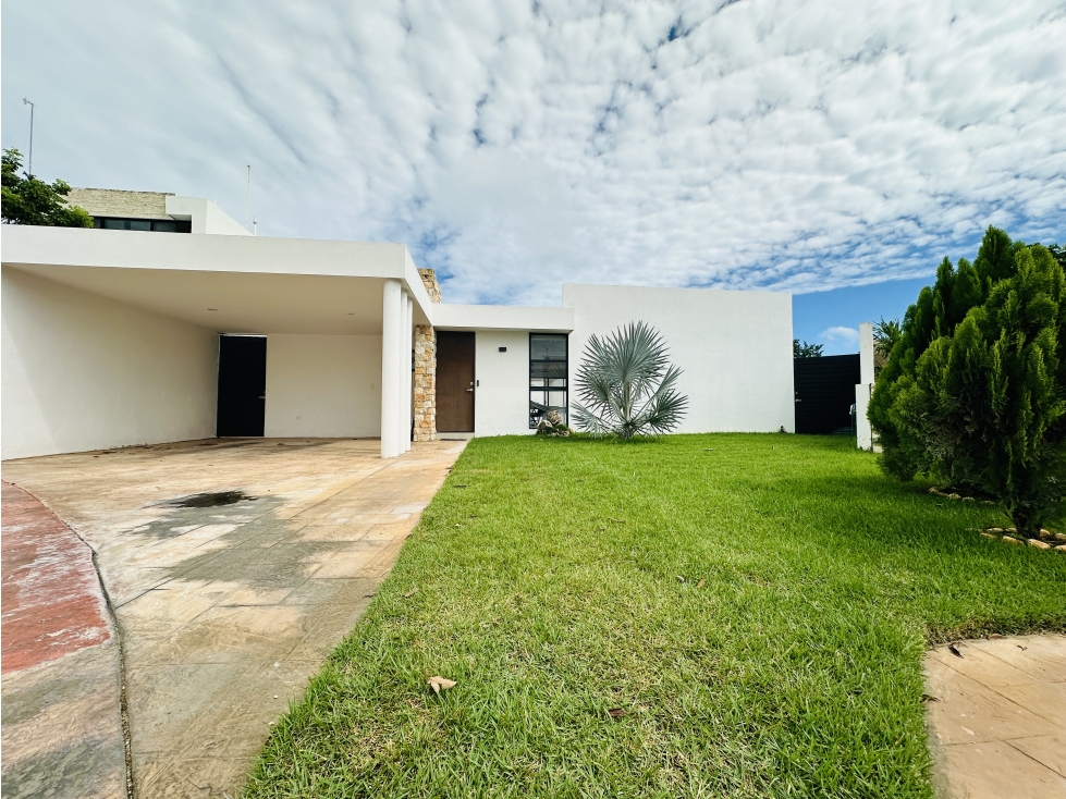 Casa de una planta amplia con paneles solares en Mérida, Yucatán