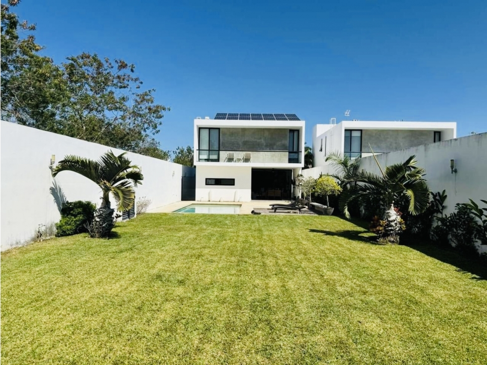 Casa en venta con amplio jardín y paneles solares en Mérida, Yucatán
