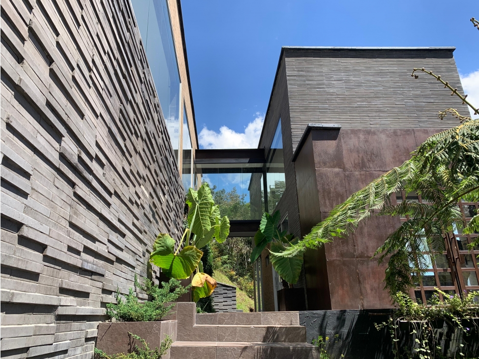Venta Hermosa Casa de Lujo El Retiro Urb. Cerrada Vista Panoramica — foto 4