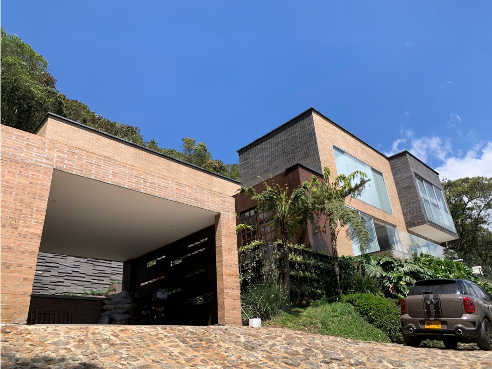 Venta Hermosa Casa de Lujo El Retiro Urb. Cerrada Vista Panoramica