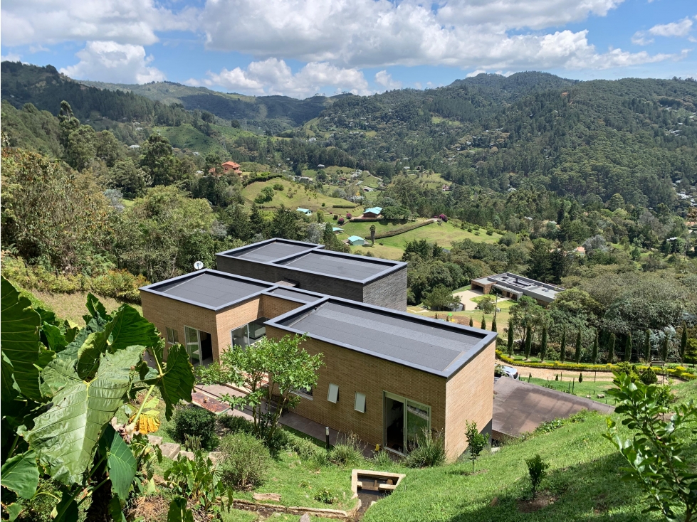 Venta Hermosa Casa de Lujo El Retiro Urb. Cerrada Vista Panoramica — foto 2
