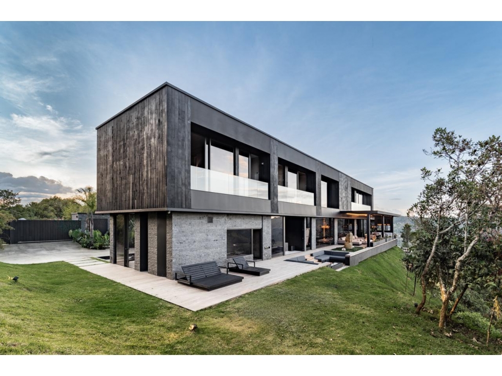 Venta de Espectacular Casa de Lujo El Retiro Con Vista a Represa