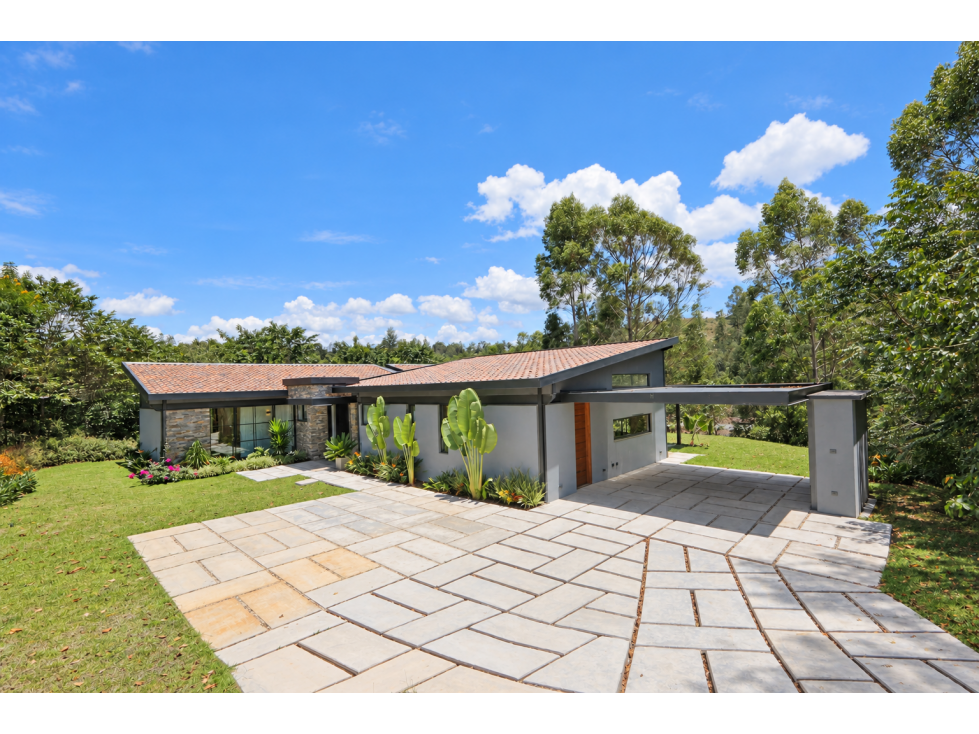 Venta de Hermosa Casa en Parcelación El Retiro Sector Puro Cuero