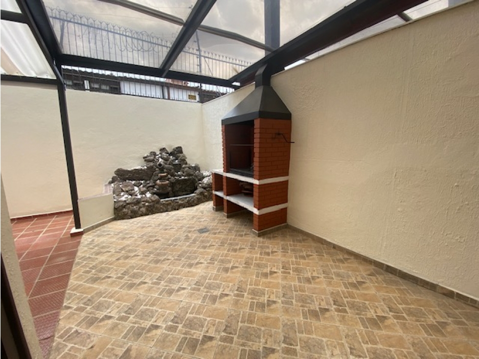 Vendo hermosa casa de 3 niveles remodelada en santa Barbara Central — foto 2