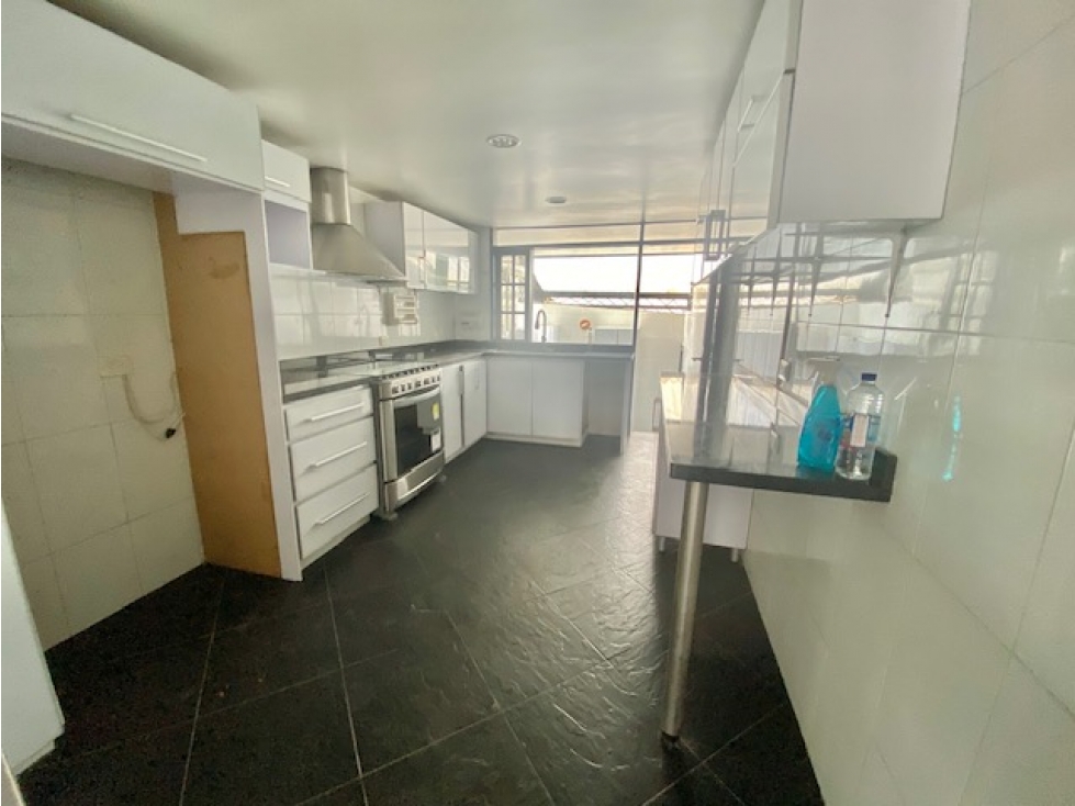 Vendo hermosa casa de 3 niveles remodelada en santa Barbara Central — foto 4