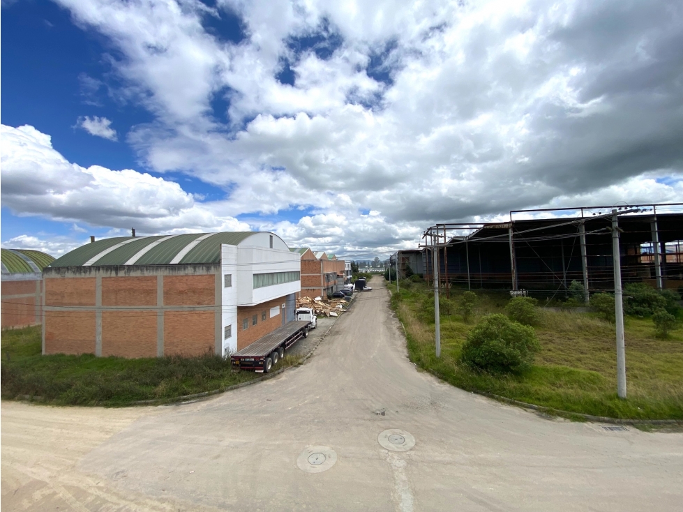 VENDO::BODEGA INDUSTRIAL::FUNZA::1.160M2::$2.150MM - 5