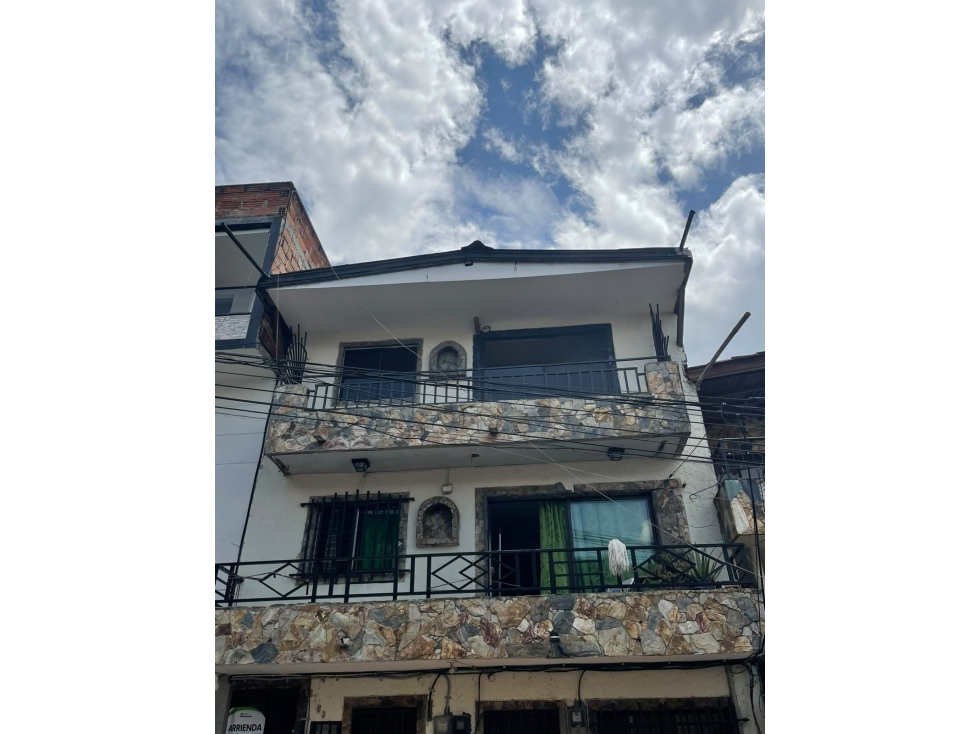 ARRIENDO CASA EN BARRIO CAMPO VALDEZ MEDELLIN