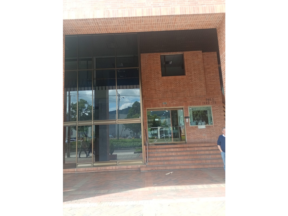 Arrendamos Oficina frente a Unicentro - Edificio BBVA