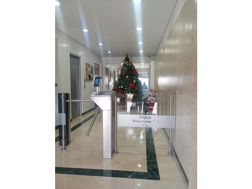 Arrendamos Oficina frente a Unicentro - Edificio BBVA — foto 2