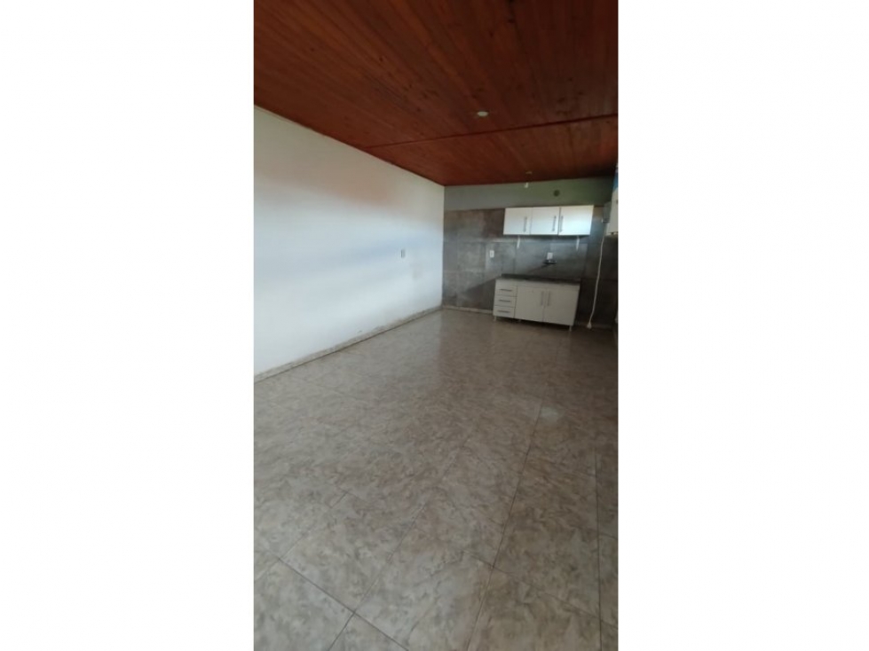 Casa dos dormitorios. Buen entorno. Patio, cochera — foto 5