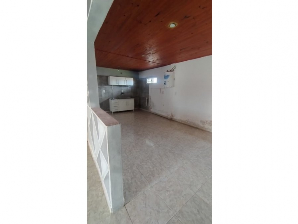Casa dos dormitorios. Buen entorno. Patio, cochera — foto 6