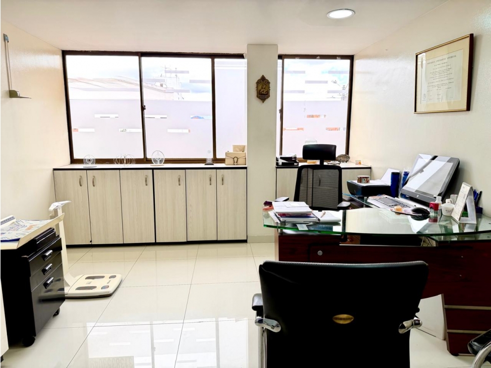 Iluminado consultorio para venta en Santa Bárbara Occidental