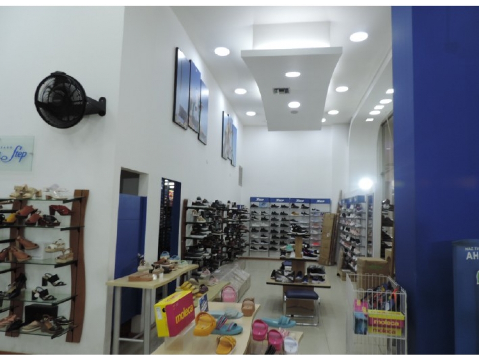 Se venden locales centro Comercial Las Brisas - 2
