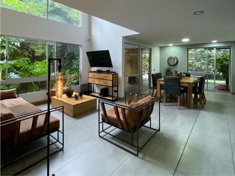 Casa en venta en Envigado, parte baja de la Loma del Escobero