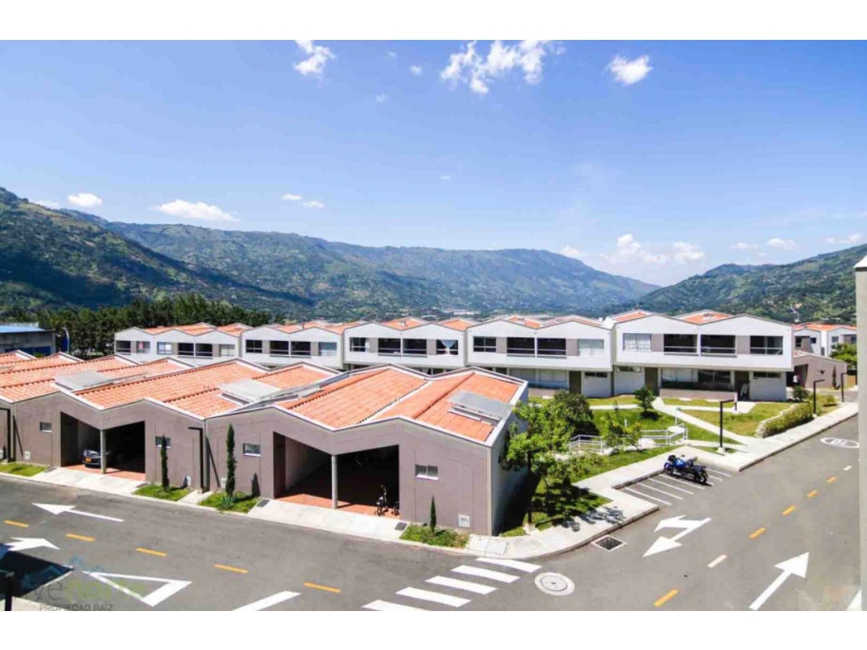 SE VENDE CASA EN LLANOAZUL- GIRARDOTA