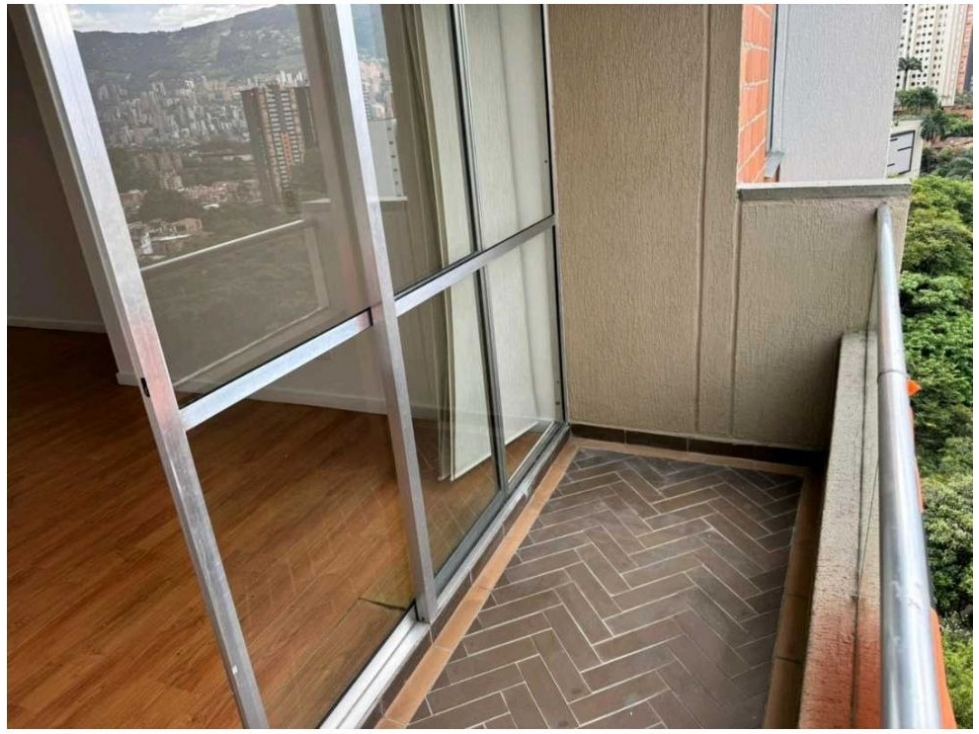 Venta de apartamento en Medellín sector Loma de Los Bernal — foto 2