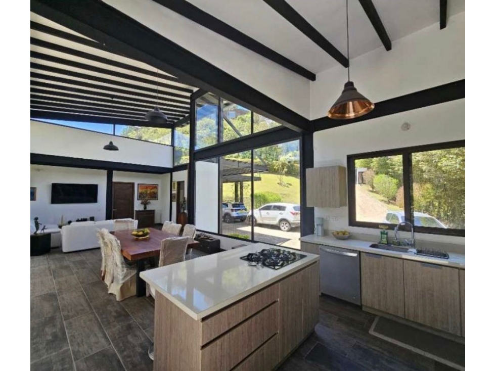 Venta de Casa campestre junto al parque Principal El Retiro