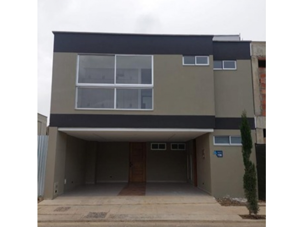 CASA NUEVA PARA ESTRENAR EN LLANOGRANDE. (Con colega)