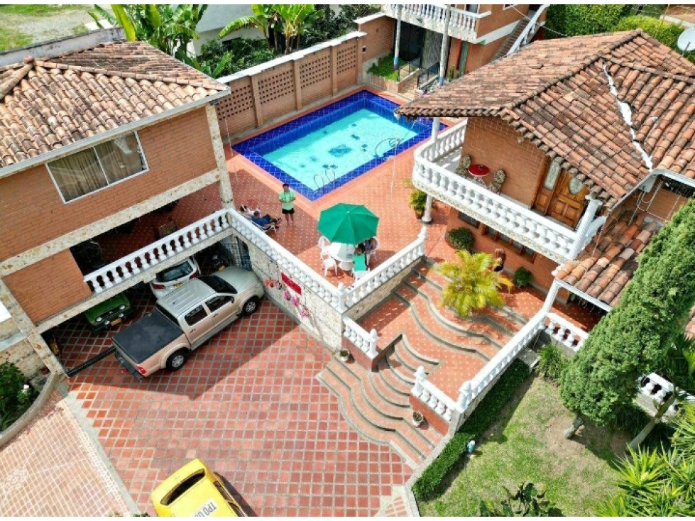 FINCA CON PESEBRERA EN LOTE DE 2.400m2 EN VENTA EN COPACABANA
