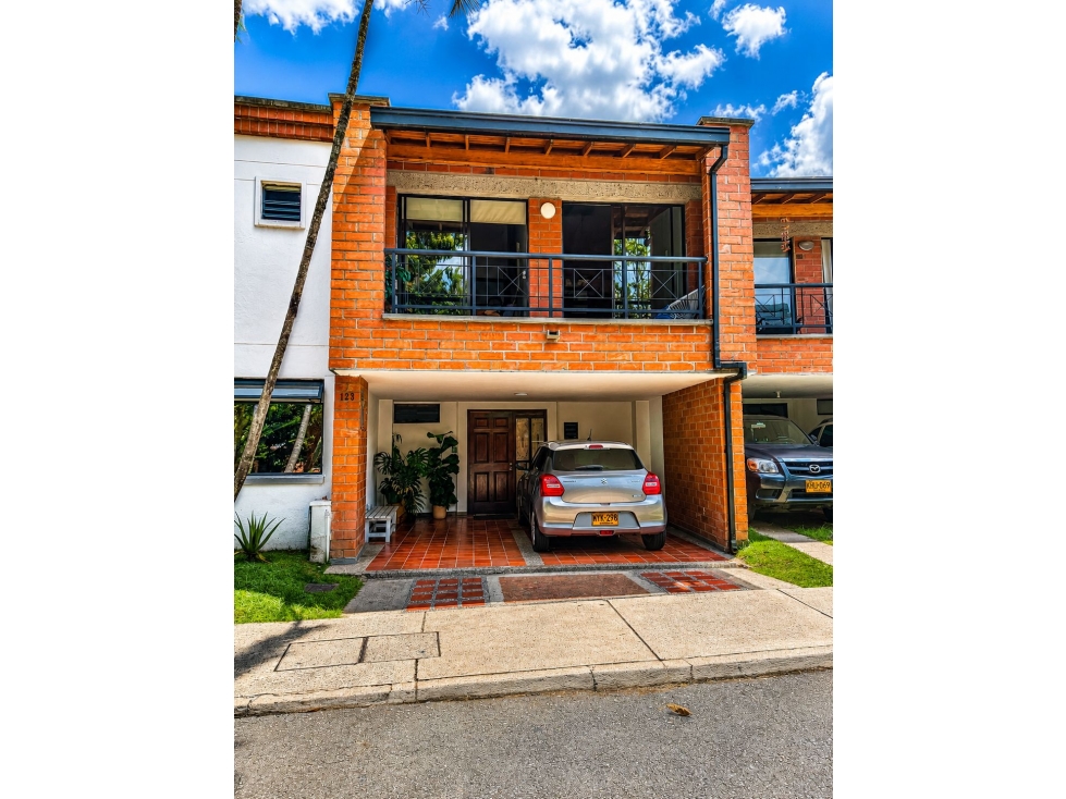 Venta de casa en Envigado, 204 mts Loma del Chocho