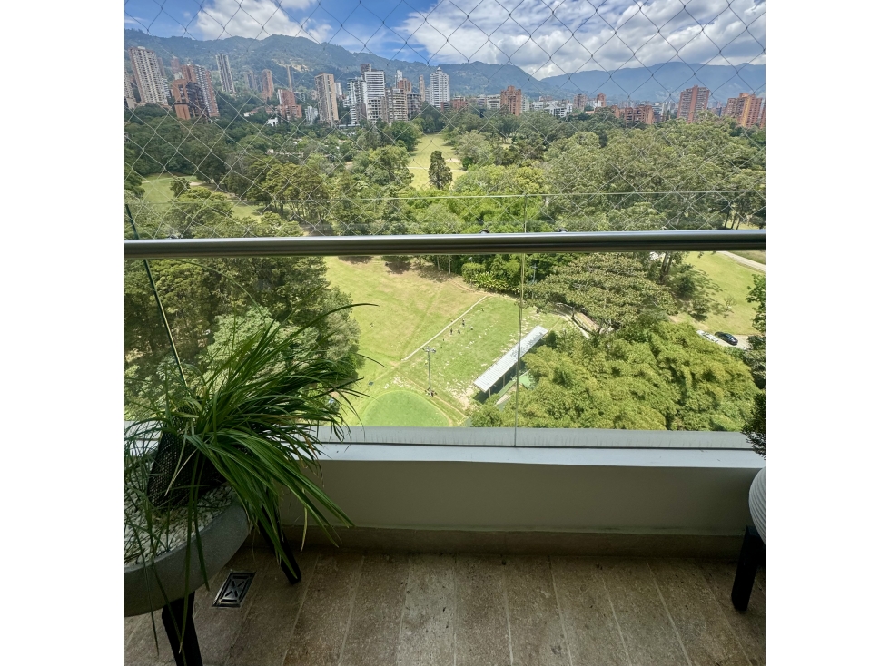 VENTA APARTAMENTO POBLADO VISTA A LA CANCHA DE GOLF DEL CAMPESTRE.