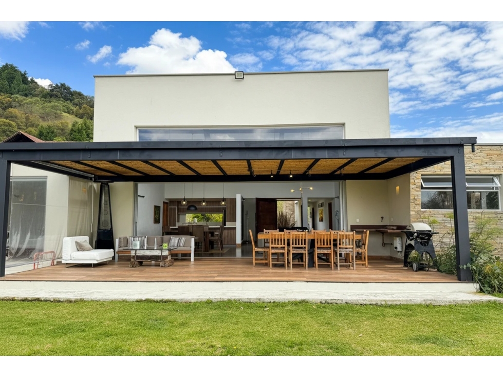 Casa En Venta En las Palmas con vista a Medellin